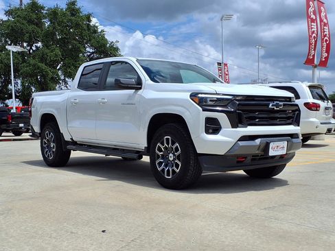 Used 2025 Chevrolet Colorado Z71 AWD/4WD image 3