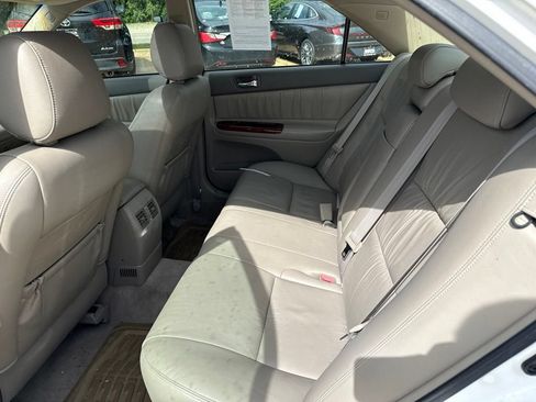 Used 2005 Toyota Camry XLE w/ VSC & Side Airbag Pkg FWD image 13