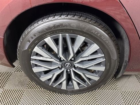 Used 2024 Nissan Altima 2.5 SV image 12