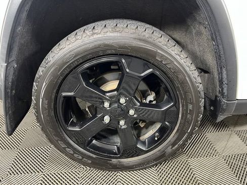 Used 2019 Jeep Grand Cherokee Laredo AWD/4WD image 12