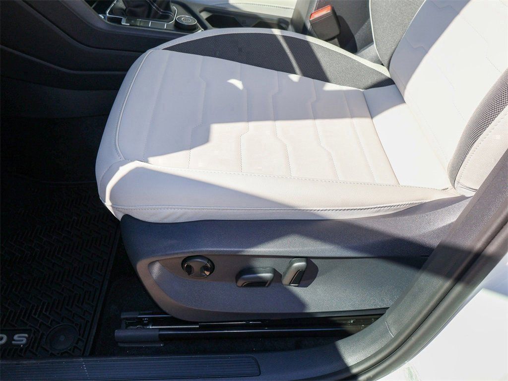 New 2026 Volkswagen Taos SE AWD/4WD image 13