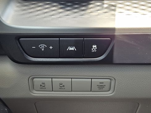 Used 2022 Kia Carnival LX FWD image 21