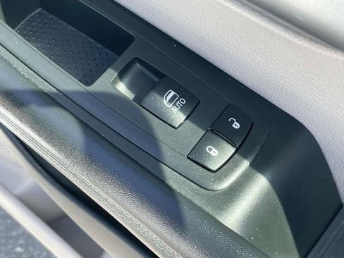 Used 2018 Chrysler Pacifica Limited w/ Advanced Safetytec Group FWD image 16