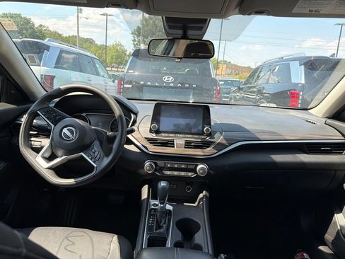 Used 2025 Nissan Altima 2.5 SV FWD image 24