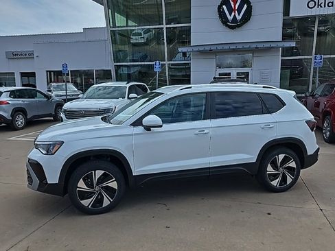 New 2026 Volkswagen Taos SE image 8