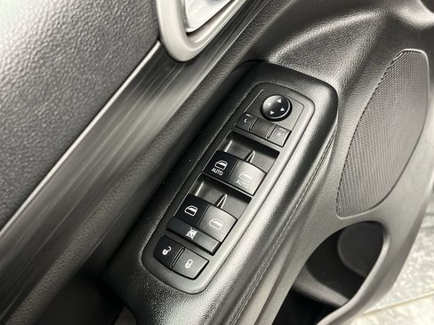 Used 2019 Jeep Grand Cherokee Altitude AWD/4WD image 9
