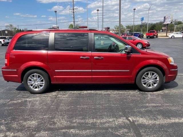 Used 2009 Chrysler Town & Country Limited w/ Entertainment Group #3 FWD image 2