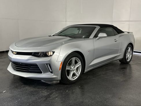Used 2018 Chevrolet Camaro LT RWD image 4