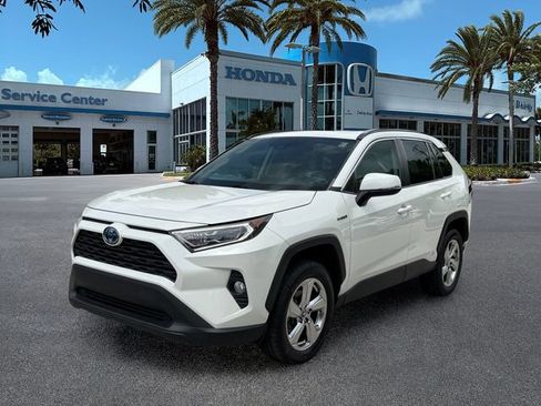 Used 2021 Toyota RAV4 XLE Premium AWD/4WD image 4