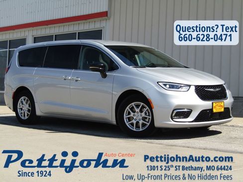 Used 2024 Chrysler Pacifica Touring-L image 1