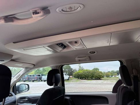 Used 2011 Dodge Grand Caravan Crew FWD image 12