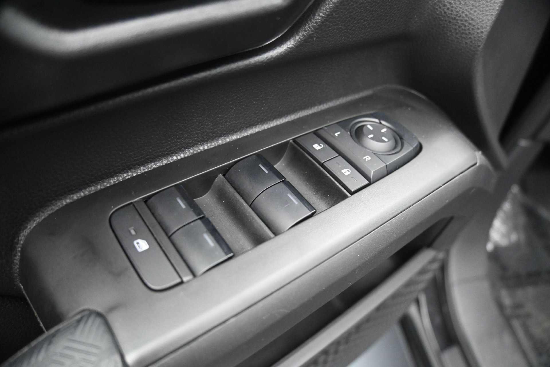 Used 2025 Toyota Tacoma SR5 AWD/4WD image 18
