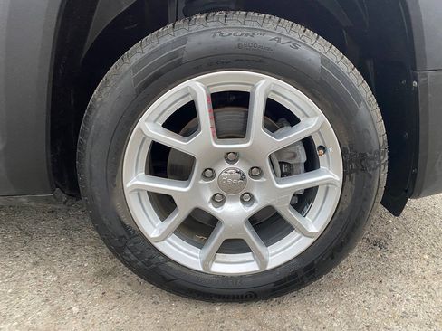 Used 2019 Jeep Renegade Latitude FWD image 6
