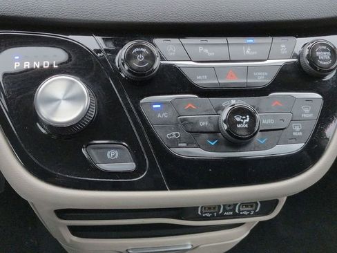 Used 2024 Chrysler Pacifica Touring-L image 21