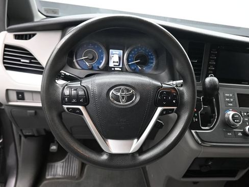 Used 2018 Toyota Sienna LE w/ Carpet Mat Package FWD image 14