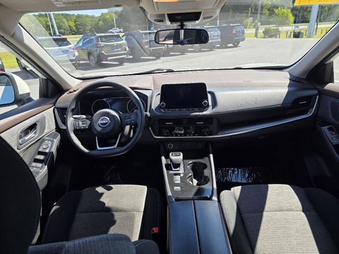 Used 2023 Nissan Rogue SV image 12