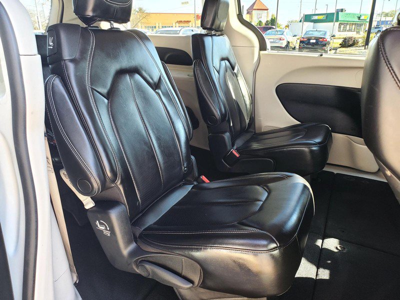 Used 2023 Chrysler Pacifica Touring-L FWD image 14