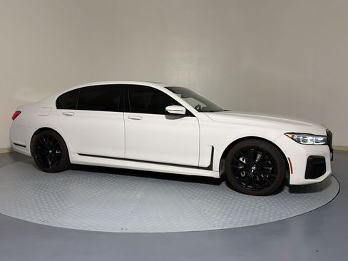 Used 2020 BMW 740i xDrive w/ M Sport Package AWD/4WD image 7