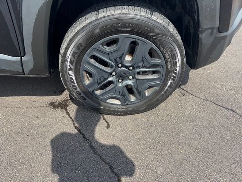 Used 2018 Jeep Renegade Trailhawk w/ UConnect 8.4 Nav Group AWD/4WD image 12