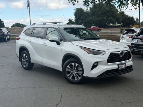 Used 2023 Toyota Highlander XLE AWD/4WD image 2