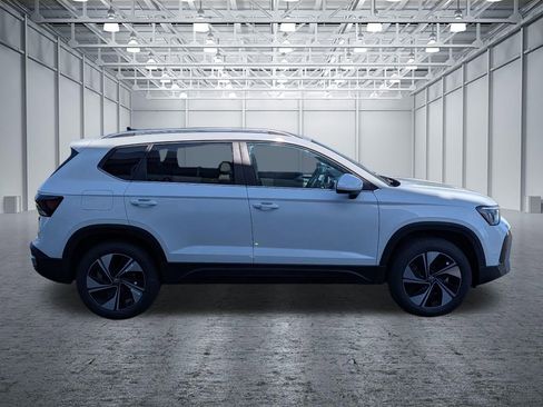 New 2026 Volkswagen Taos SE image 6