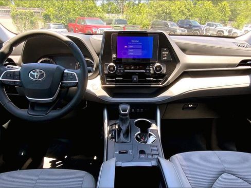 Used 2024 Toyota Highlander LE FWD image 15