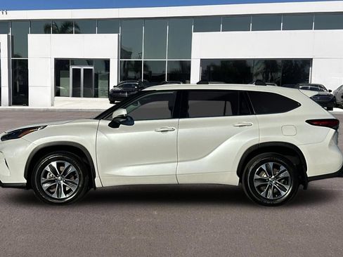 Used 2022 Toyota Highlander XLE FWD image 6