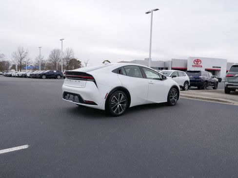 Used 2025 Toyota Prius XLE image 4