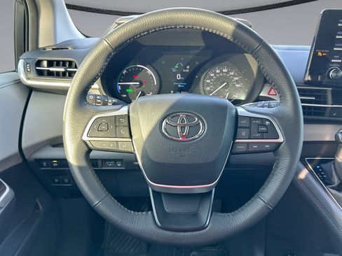 Used 2024 Toyota Sienna XLE FWD image 15