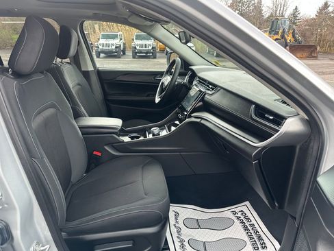 Used 2024 Jeep Grand Cherokee Laredo X image 28