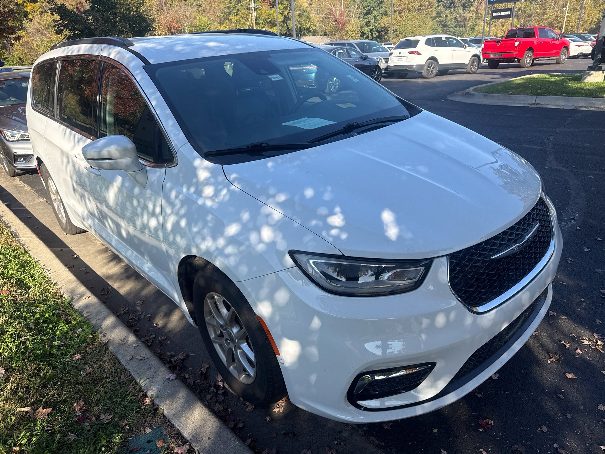 Used 2022 Chrysler Pacifica Touring-L w/ Uconnect Theater Family Group FWD image 3