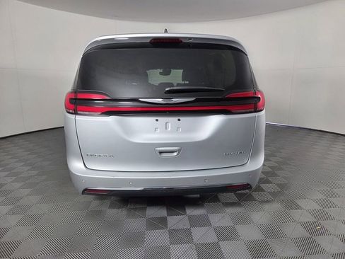 Certified 2024 Chrysler Pacifica Limited image 6