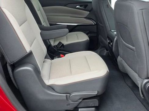 Used 2025 Chevrolet Traverse LT FWD image 15