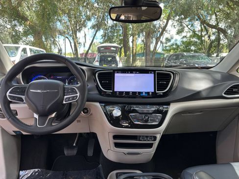 Used 2024 Chrysler Pacifica Touring-L FWD image 31