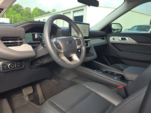 Used 2025 Ford Explorer Active w/ Active Comfort Package RWD image 26