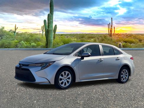 Used 2025 Toyota Corolla LE image 2