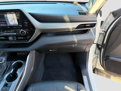 Used 2021 Toyota Highlander Limited image 18