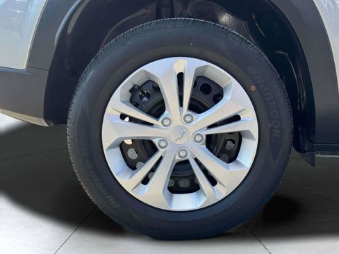 Used 2025 Chevrolet Trax LS w/ Driver Confidence Package FWD image 58