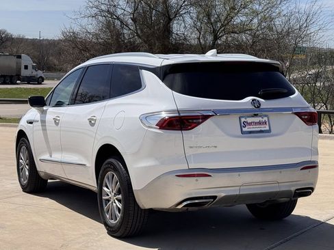 Used 2024 Buick Enclave Essence image 4