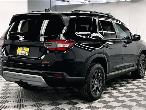 Used 2025 Honda Pilot TrailSport image 12