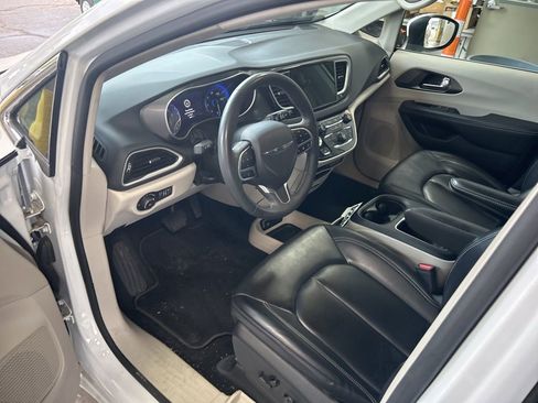 Used 2023 Chrysler Pacifica Touring-L image 3