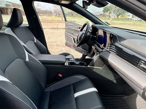 Used 2025 Toyota Camry SE image 31