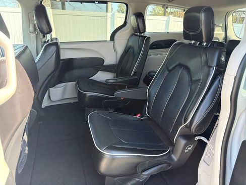 Used 2022 Chrysler Pacifica Limited AWD/4WD image 46