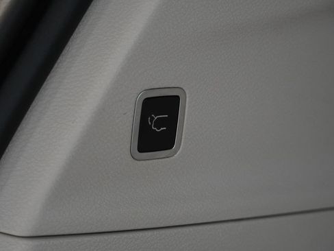 Used 2018 Chrysler Pacifica Limited w/ Advanced Safetytec Group FWD image 10