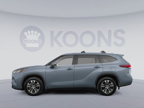 Used 2021 Toyota Highlander XLE AWD/4WD image 2