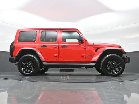 Used 2025 Jeep Wrangler Unlimited Sahara AWD/4WD image 32