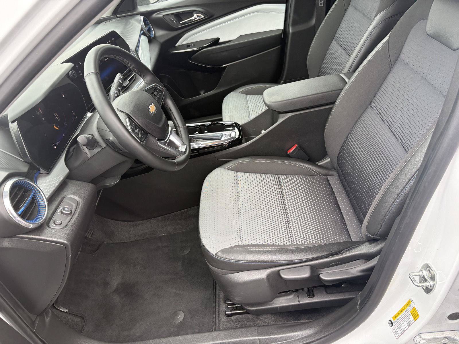 Used 2025 Chevrolet Trax LT w/ LT Convenience Package FWD image 4