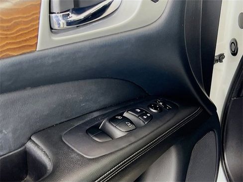 Used 2020 Nissan Pathfinder Platinum image 16