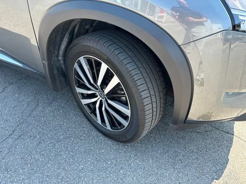Certified 2024 Nissan Pathfinder Platinum w/ Black Appearance Package AWD/4WD image 9