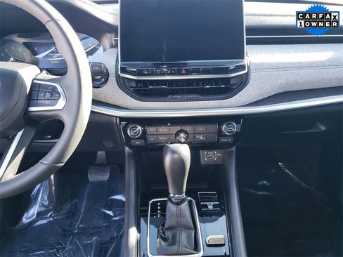 Used 2024 Jeep Compass Latitude image 11